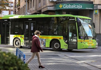 Los anejos piden una mejor conexión con la capital en autobús