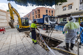 Un reventón deja sin suministro de agua a 141 viviendas