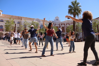 El 'Bisturí, bisturí' se bailó en la plaza de la Constitución