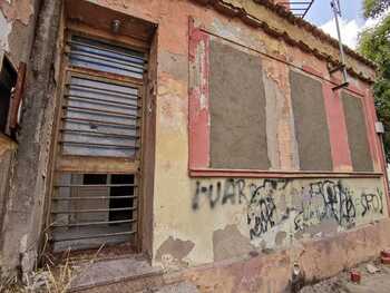 Trabajo empieza a tapiar las ventanas de la vieja CEOE