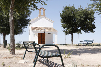 Almodóvar asfalta el camino a la ermita de San Isidro