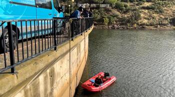 Buzos inspeccionan la toma de agua del embalse de Fresneda