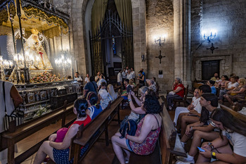 La Virgen del Prado baja a los pies del Altar Mayor