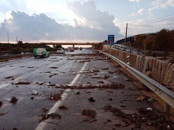 Almería mantiene cortada la A-7 por la lluvia