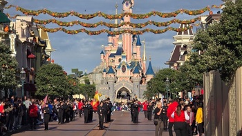 10.000 personas en el desfile de la banda en Disneyland París