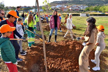 Escolares de Puertollano plantan medio centenar de moreras