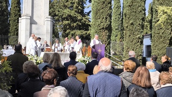 Las puertas del cementerio recuerdan a Todos los Difuntos