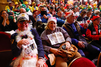 Quijotes y obispos,  en la cola del sorteo de Navidad