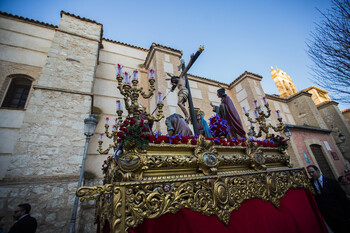 Denuncian machismo al apartar a las costaleras de la Caridad