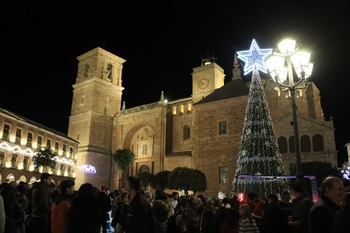 Infantes ya disfruta del alumbrado navideño