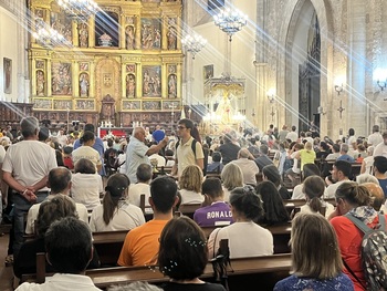 Más de 1.700 peregrinos llenan la catedral del Prado