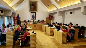 Un centenar de niños y niñas 'toman' el Ayuntamiento