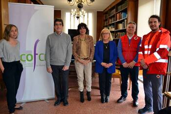 Los farmacéuticos entregan material informático a Cruz Roja