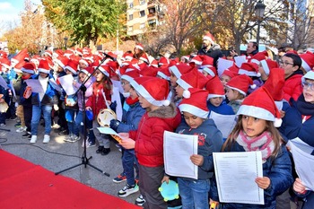 Santa Águeda canta a la Navidad con un árbol de ganchillo