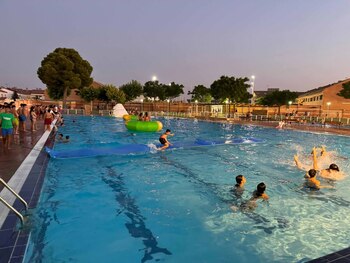 300 jóvenes acuden cada noche encantada a la piscina