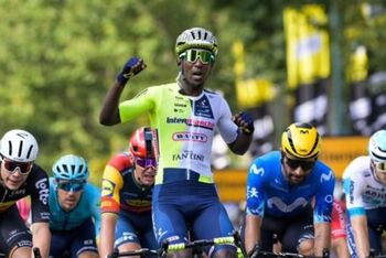 Girmay gana la tercera etapa del Tour y Carapaz se pone líder