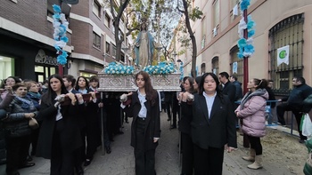 La Virgen Milagrosa procesiona por primera vez