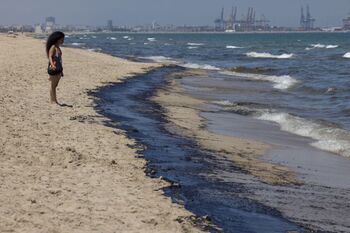 Un vertido contaminante cubre tres playas valencianas