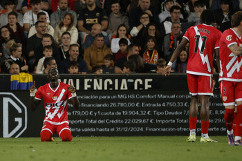 El Rayo acaba con el Valencia y dinamita Mestalla