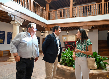 Valverde visita la rehabilitada 'Casa de Rueda' en Infantes