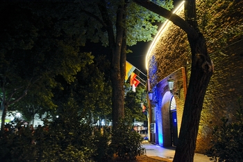 La plaza de toros estrena iluminación ornamental exterior