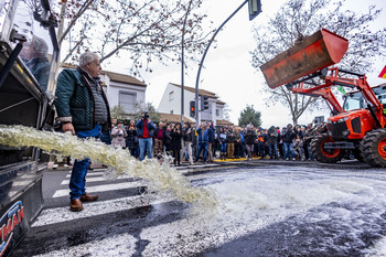 Agricultores arrojan 25.000 litros de purines ante la CHG