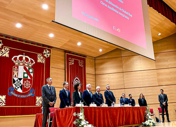 Adrián Fernández, con los graduados de Educación