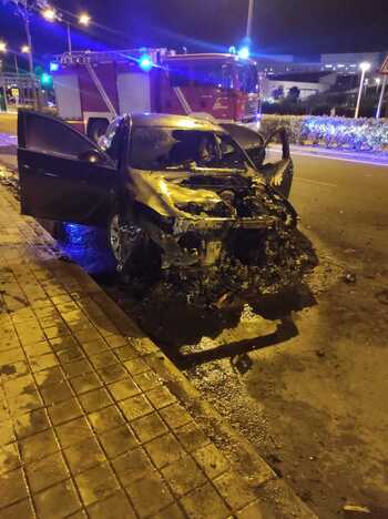 Un coche arde en la avenida Reyes Católicos de Ciudad Real