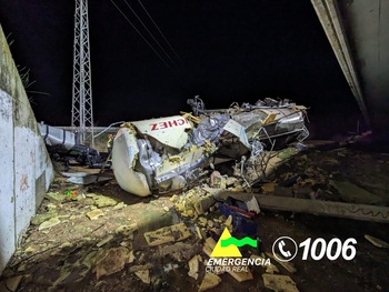 Bomberos trabajan en fuga de hidróxido potásico de un camión