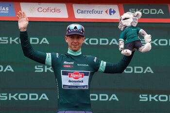 Kaden Groves hace triplete en Santander