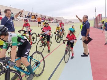 Los escolares disfrutan en el velódromo de Valdepeñas