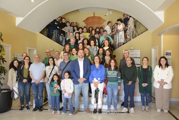 El alcalde da la bienvenida a la coral portuguesa