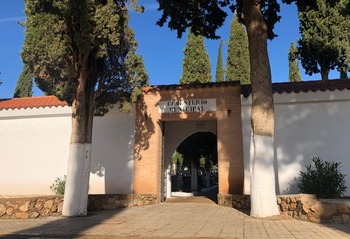 Pozuelo acomete acciones de limpieza en el cementerio