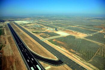 El aeropuerto cerca de convertirse en un centro para migrantes