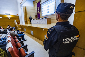 La Policía forma a los futuros maestros en ciberseguridad