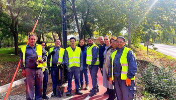 Trabajadores de Recual pavimentan el camino del entorno minero