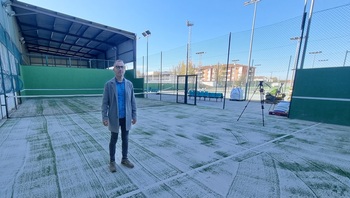 Valdepeñas destina 11.000 euros a renovar la pista de pádel