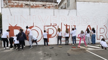 Un grafiti llena de color los muros de la Universidad Popular