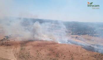 Medios aéreos y terrestres trabajan en un incendio en Almadén