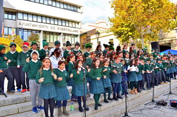 Los escolares llevan la Navidad a la plaza del Ayuntamiento