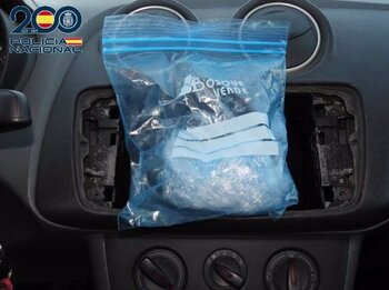 Detenido con una bolsa de 60 gramos de cocaína en su coche