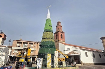 Cazalegas felicita la Navidad con un árbol de croché enorme