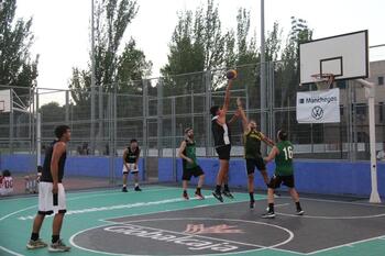 300 jugadores participan en el Nocturno 3x3 de Alcázar