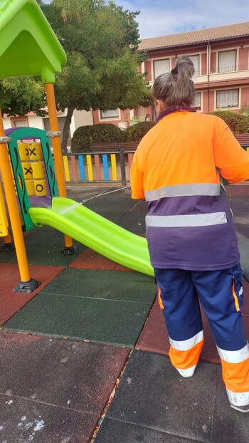 El plan de limpieza se extiende a parques infantiles y farolas