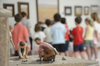 30 niños conocen más al artista Antonio López Torres