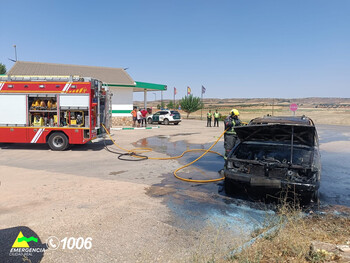 Bomberos sofocan el incendio de un vehículo en una gasolinera