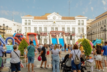 Cientos de niños pasan por la Fiesta Deportiva Acuática