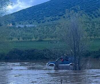 Rescatan a 4 personas atrapadas en el río Bañuelos en Malagón