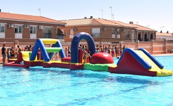 Cientos de niños disfrutan de las fiesta acuática