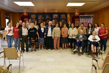 Un simbólico mural protagoniza el acto del Día del Alzheimer